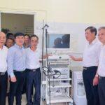 Thứ trưởng Bộ Y tế Đỗ Xuân Tuyên trao tặng thiết bị y tế cho Bệnh viện Đa khoa Thọ Xuân